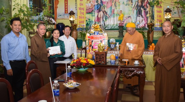 Thượng tọa Thích Minh Quang,Trưởng ban Trị sự Phật giáo quận 1 đón tiếp đoàn - Ảnh: T.Đồng Phước