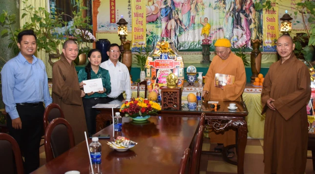 Thượng tọa Thích Minh Quang,Trưởng ban Trị sự Phật giáo quận 1 đón tiếp đoàn - Ảnh: T.Đồng Phước