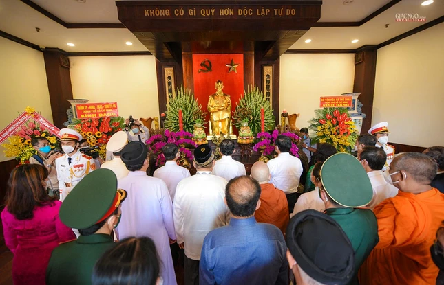 Sự nghiệp cách mạng của CHủ tịch Hồ Chí Minh sống mãi trong lòng dân tộc