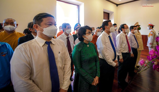 Ông Nguyễn Văn Nên cùng đại diện Thành ủy, HĐND, UBND, Ủy ban MTTQ Việt Nam TP.HCM tưởng niệm Chủ tịch Hồ Chí Minh