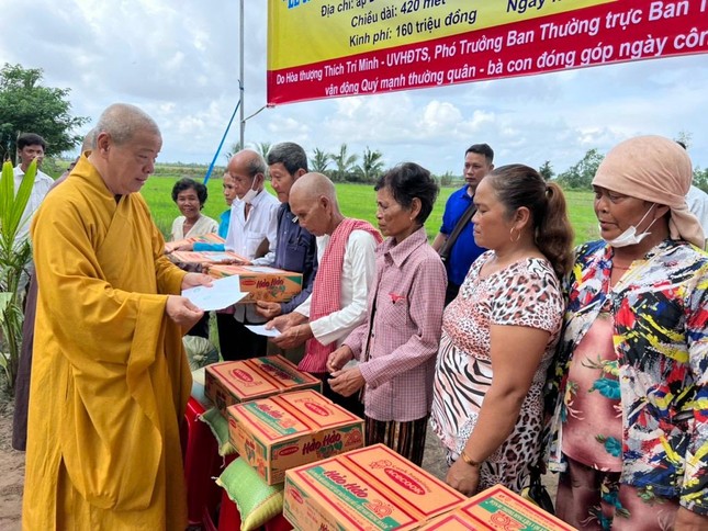 Hòa thượng Thích Trí Minh, Phó Trưởng ban Thường trực Ban Trị sự Phật giáo tỉnh trao tặng 300 phần quà đến các hộ dân nghèo