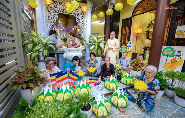 Niềm hân hoan hiện trên khuôn mặt các Phật tử lớn tuổi tại chùa Liên Trì khi cùng nhau chuẩn bị cờ, đèn để trang trí