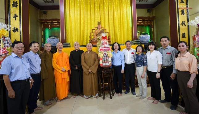 Đoàn lãnh đạo quận 4 thăm, tặng quà Ban Trị sự Phật giáo quận 4 nhân mùa Phật đản