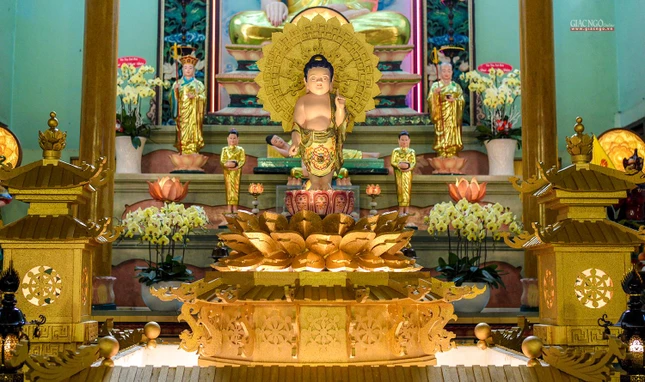 Tôn tượng kim thân Thái tử Tất-đạt-đa đản sinh được tôn trí tại lễ đài chính