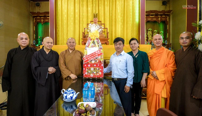 Lãnh đạo Ban Tôn giáo TP.HCM chúc mừng Đại lễ Phật đản đến Ban Trị sự Phật giáo quận 4