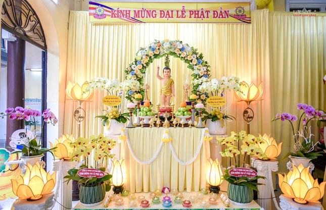 Lễ đài trang nghiêm do chư Ni và Phật tử chùa Liên Trì thiết trí