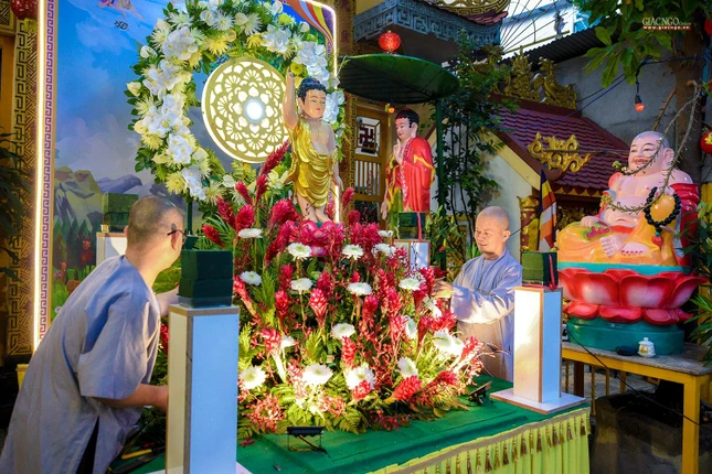 Thượng tọa Thích Phước Thành cùng Tăng chúng đang trang trí lễ đài tại chùa Phổ Đà Sơn