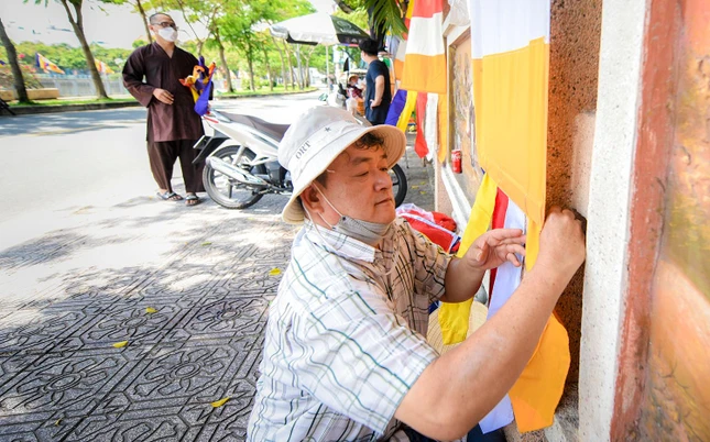 Đôi tay điểm tô nên sắc màu Phật đản
