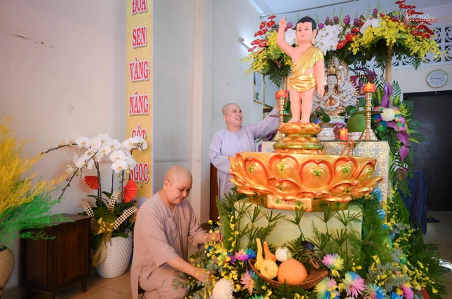 Chư Ni chùa Pháp Hoa, quận 1 đang tỉ mỉ kiểm tra lại lễ đài chuẩn bị cho lễ Tắm Phật vào ngày mai