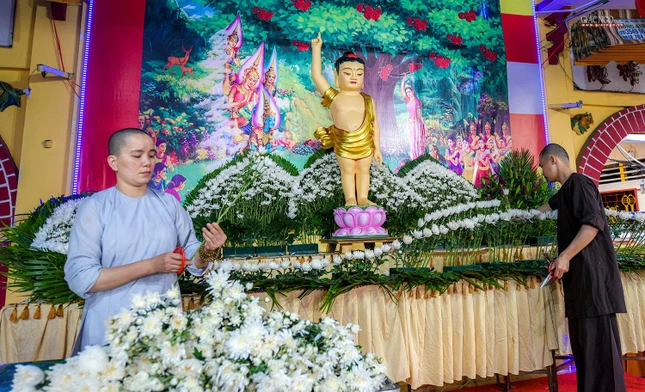 Lễ đài chính tại chùa Long Hoa đang được Tăng Ni, Phật tử quận 8 ráo riết trang trí để kịp tiến độ. Được biết, chương trình Mộc dục của Ban Trị sự Phật giáo quận 8 chính thức diễn ra vào lúc 8 giờ sáng ngày 9-4 Âm lịch