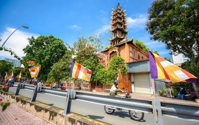 Các tuyến đường quận 1 cũng tràn ngập sắc cờ và hoa chào đón tuần lễ Phật đản sắp diễn ra