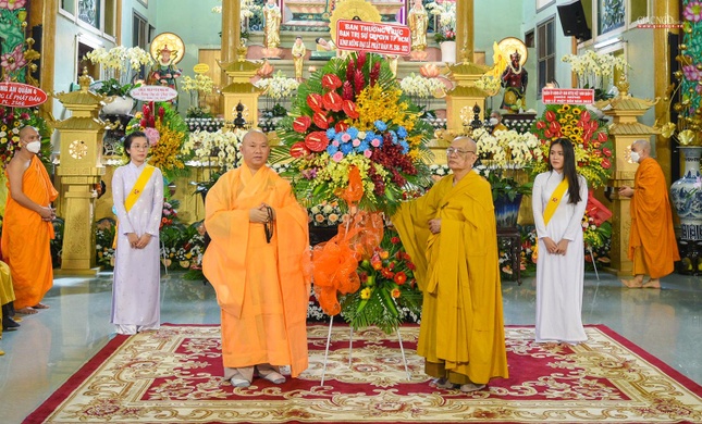 Lẵng hoa chúc mừng từ Thường trực ban Trị sự GHPGVN TP.HCM