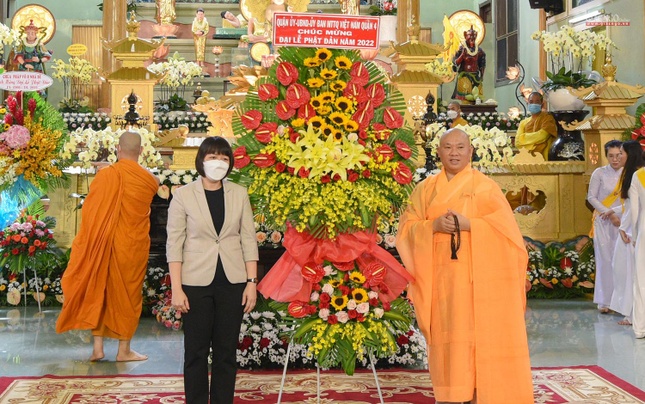 Lẵng hoa từ chính quyền quận