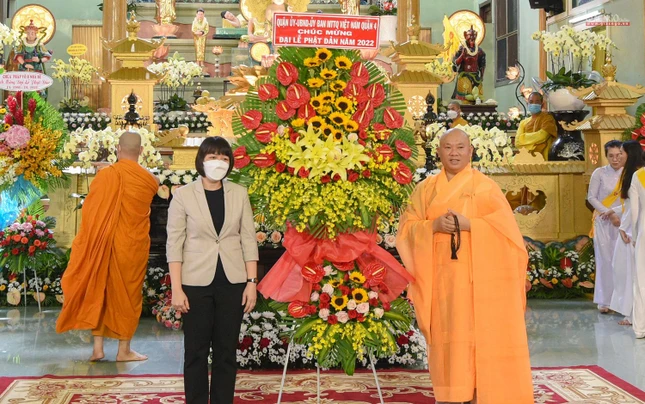 Lẵng hoa từ chính quyền quận Lẵng hoa từ chính quyền quận