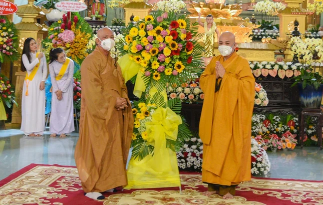 Thượng tọa Thích Thiện Từ, Trưởng ban Trị sự Phật giáo huyện Nhà Bè tặng hoa chúc mừng Thượng tọa Thích Thiện Từ, Trưởng ban Trị sự Phật giáo huyện Nhà Bè tặng hoa chúc mừng