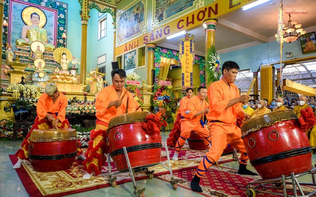 Đội lân sư góp vui cho không khí buổi lễ