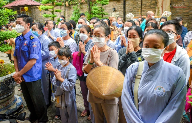 Rất nhiều Phật tử không ngại mưa gió vân tập về trước lễ đài tại Linh Quang tịnh xá để tham dự lễ Tắm Phật Rất nhiều Phật tử không ngại mưa gió vân tập về trước lễ đài tại Linh Quang tịnh xá để tham dự lễ Tắm Phật