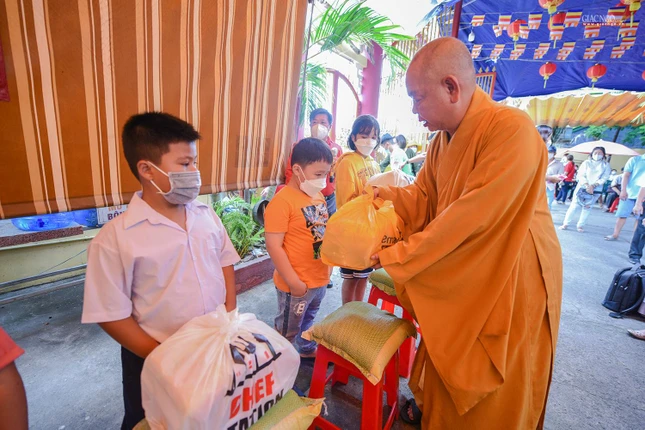 Thượng tọa Thích Huệ Công trao các phần quà đến các em thiếu nhi mồ côi cha mẹ do Covid-19