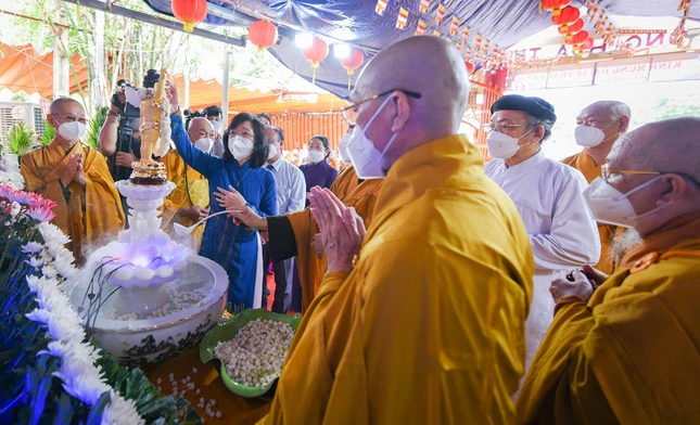 Trang nghiêm Tắm Phật