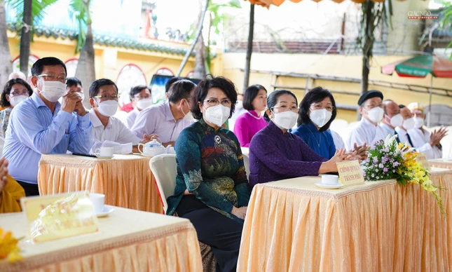 Bà Tô Thị Bích Châu, Chủ tịch Ủy ban MTTQVN TP.HCM cùng đại diện các ban ngành tại buổi lễ