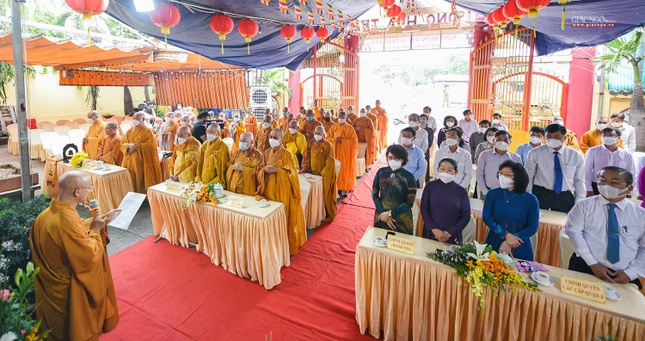Tăng Ni, Phật tử và đại diện chính quyền lắng nghe Thông điệp Đại lễ Phật đản của Hòa thượng Quyền Pháp chủ GHPGVN