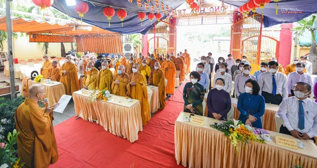 Tăng Ni, Phật tử và đại diện chính quyền lắng nghe Thông điệp Đại lễ Phật đản của Hòa thượng Quyền Pháp chủ GHPGVN