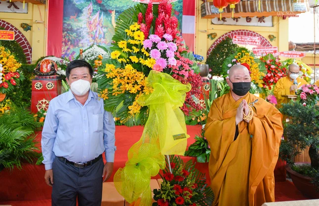 Rất nhiều lẵng hoa tươi thắm từ đại diện ban ngành quận trao tặng