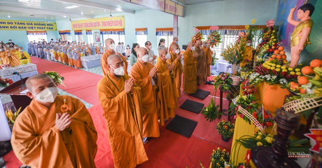 Đại chúng tụng kinh Khánh đản