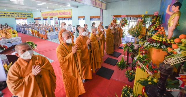 Đại chúng tụng kinh Khánh đản