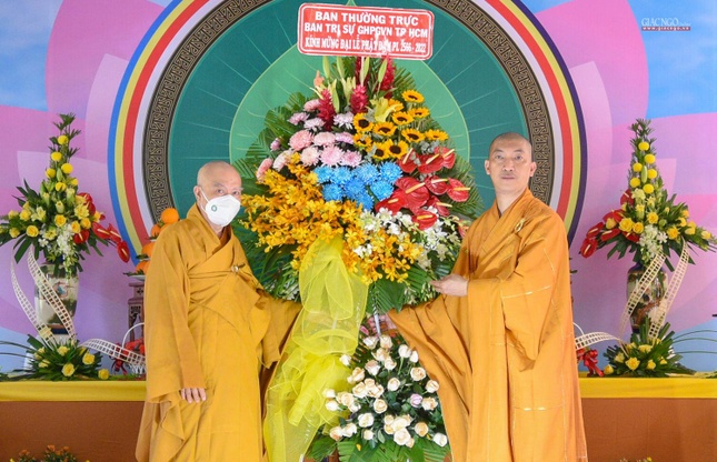 Hòa thượng Thích Nhật Hỷ trao tặng lẵng hoa của Ban Thường trực Ban Trị sự GHPGVN TP.HCM đến Phật giáo quận 7