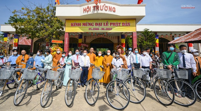 Trao tặng 30 chiếc xe đạp đến các em học sinh nghèo, học giỏi