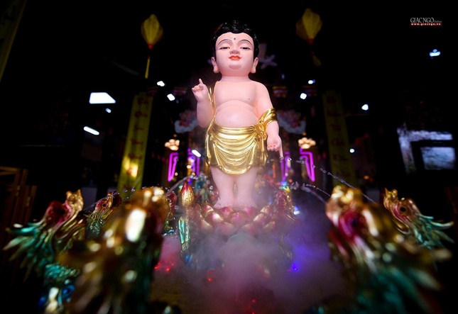 Chín rồng phun nước tắm cho thái tử khi mới đản sanh. Tượng được thiết trí tại chùa Huệ Lâm (quận 8)