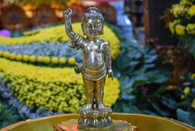 Tượng Phật đản sanh bằng đồng tại lễ đài chùa Pháp Võ (huyện Nhà Bè)