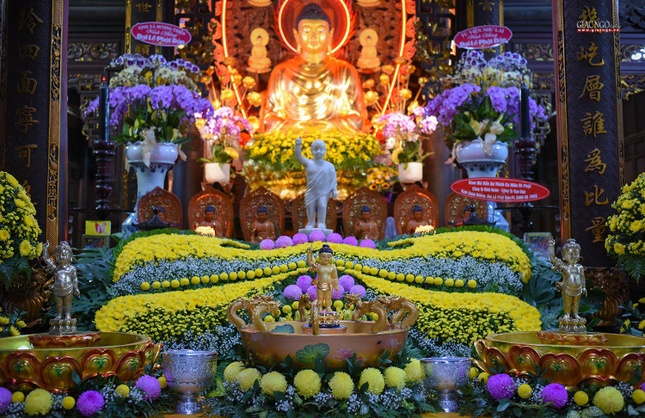 Lễ đài Phật đản trang nghiêm với nhiều tượng Phật đản sanh tại chùa Pháp Võ