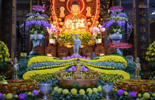 Lễ đài Phật đản trang nghiêm với nhiều tượng Phật đản sanh tại chùa Pháp Võ