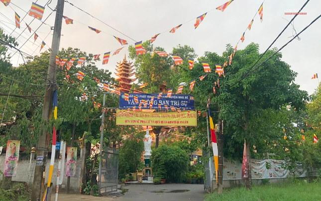 Lối vào chùa Đức Phú-văn phòng Ban Trị sự Phật giáo huyện Nhà Bè rợp sắc cờ Phật giáo và pano chào mừng Phật đản