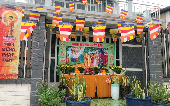 Rất nhiều Phật tử thiết trí lễ đài Phật đản tại tư gia để hưởng ứng không khí Phật đản của toàn Thành phố. Trong ảnh là một lễ đài nhỏ trên đường Nguyễn Bình, huyện Nhà Bè