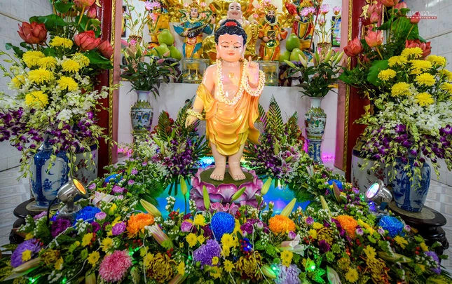 Tượng Phật đản sanh tại chùa Thiên Trường (quận 8)