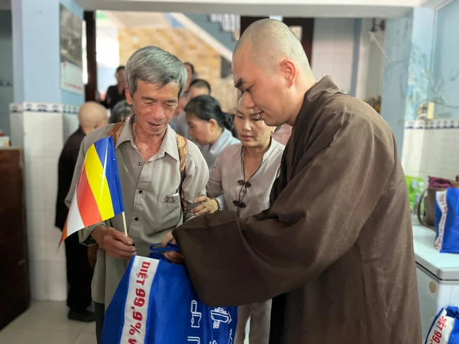 Các hoạt động từ thiện cũng được Tăng Ni Phật giáo huyện Nhà Bè thực hiện rất nhiều trong dịp Phật đản. Thầy Thích Chơn Khánh đang trao các phần quà đến những người lớn tuổi để chia sẻ niềm vui ngày Phật ra đời