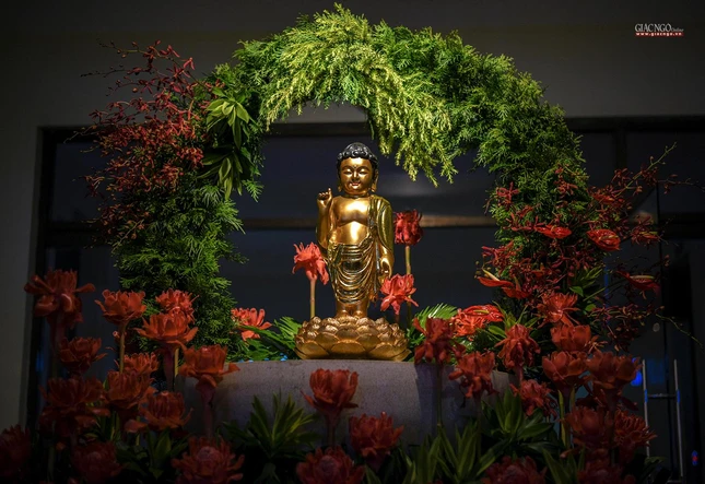 Tượng Phật bằng đồng tại lễ đài báo Giác Ngộ