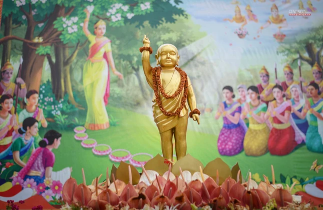 Tôn tượng Phật đản sanh tại lễ đài Pháp viện Minh Đăng Quang (Phật giáo Khất sĩ)