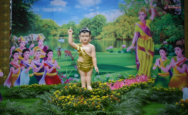 Tượng Phật đản sanh tại chùa Chantarangsay (chùa Phật giáo Nam Tông Khmer)