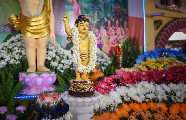 Tôn tượng tại chùa Long Hoa, quận 8 (Phật giáo người Hoa)