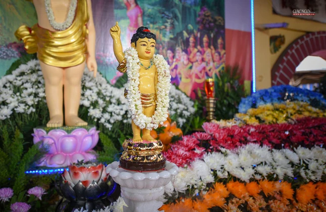 Tôn tượng tại chùa Long Hoa, quận 8 (Phật giáo người Hoa)