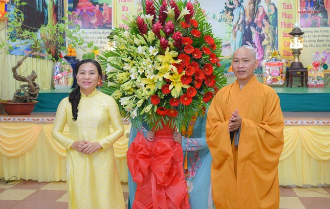 Rất nhiều lẵng hoa tươi thắm của Ban Trị sự GHPGVN TP.HCM, các Ban Trị sự quận, huyện, Ủy ban MTTQVN TP, chính quyền quận, tôn giáo bạn gửi đến Phật giáo quận 1. Bà Phan Kiều Thanh Hương tặng hoa chúc mừng đến Thượng tọa Thích Minh Quang