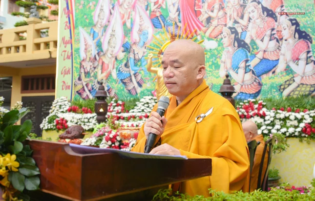 Thượng tọa Thích Nhật Thiện, Trưởng ban Trị sự GHPGVN quận 10 tuyên đọc diễn văn Phật đản