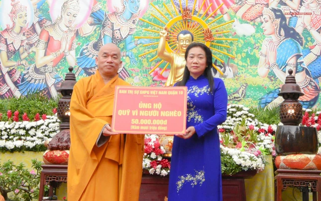 Ban Trị sự Phật giáo quận 10 trao tặng 50 triệu đồng đến Quỹ Vì người nghèo quận 10