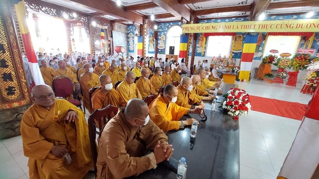 Tăng Ni huyện Nhà bè về tham dự chương trình