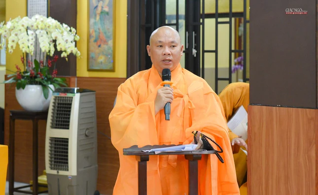 Thượng tọa Thích Minh Bảo, Trưởng ban Trị sự Phật giáo quận 4 phát biểu khai giảng khóa An cư kiết hạ Phật lịch 2566