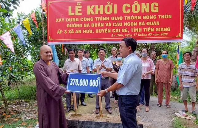 Thượng tọa Thích Nhật Thanh, Phó ban Thường trực Ban Trị sự Phật giáo huyện Cái Bè, trụ trì chùa Phước Chơn (Cái Bè) đại diện trao tặng số tiền ủng hộ - Ảnh: Trung Minh